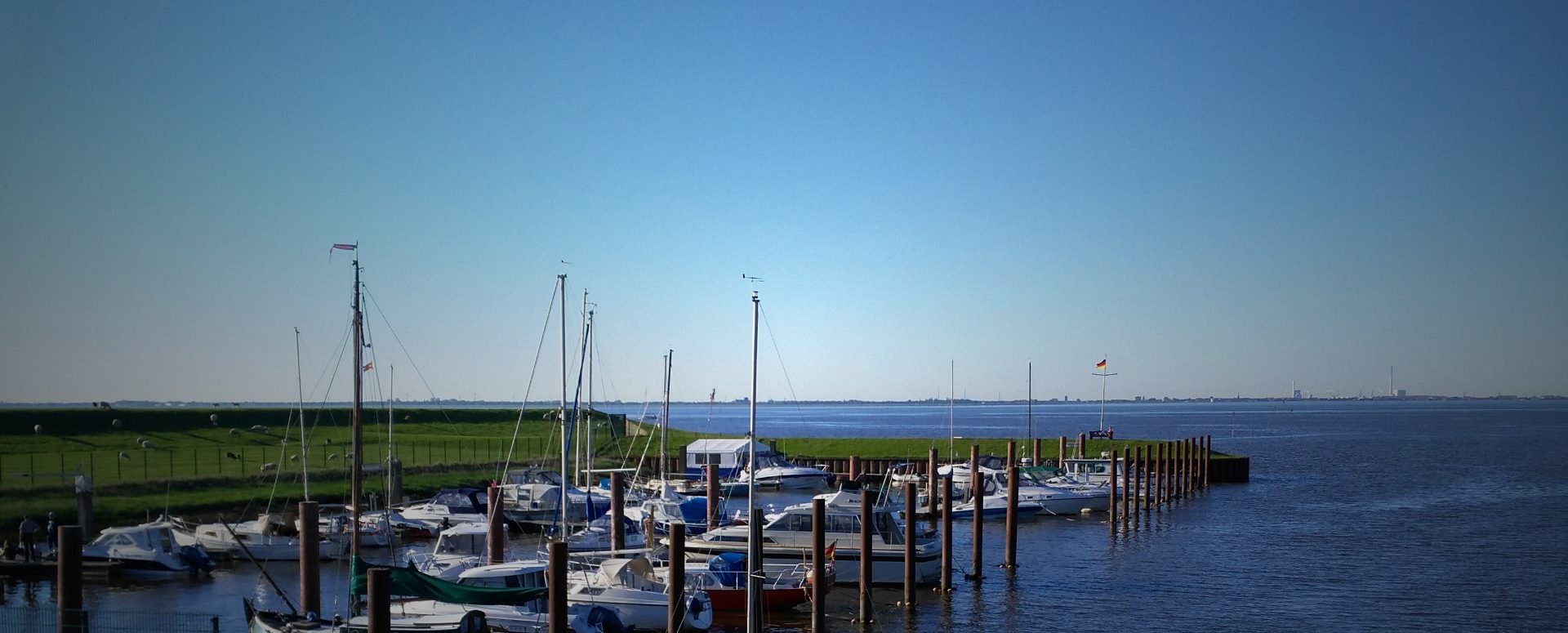 Der Dangaster-Hafen bei Sonnenschein und blauem Himmel.